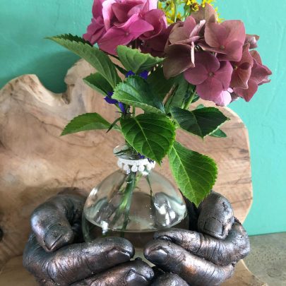Bodycasting Friesland lifecasting 3d beeld handen met vaasje liefde ouders love afscheid tastbare herinnering bloemen dochter voor altijd