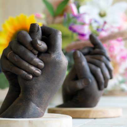 Bodycasting Lifecasting Friesland ByFem Tastbare herinnering Liefde Love Baby Zwanger Afscheid Rouw Trouwen Huwelijk Nederland Drenthe Groningen Vader en dochter Voor altijd