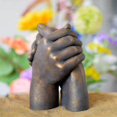 Bodycasting lifecasting 3dhandbeeld tastbare herinnering liefde 40 jaar huwelijk geluk rouw zwanger baby Bodycasting Friesland Groningen oma en kleindochter