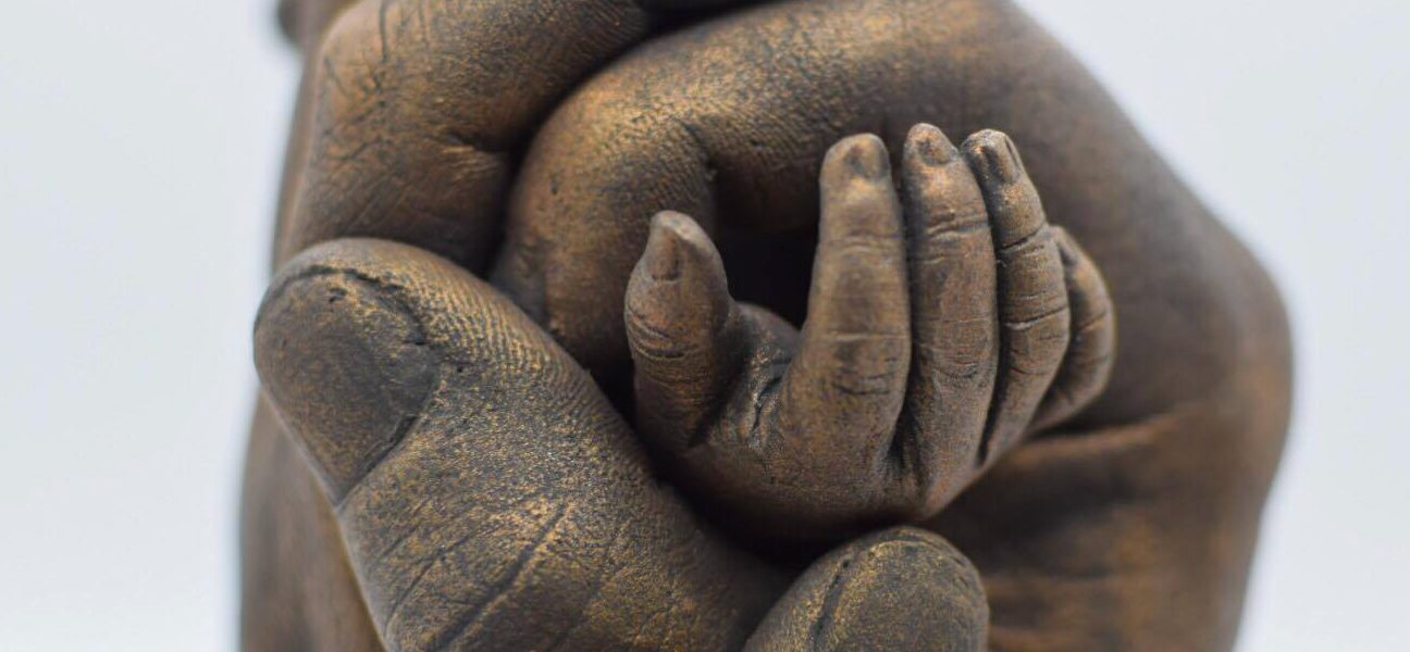 Bodycasting ByFem Friesland Nederland handbeeld familie liefde3d beeld gips afscheid vlindertje