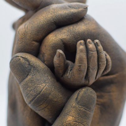 Bodycasting ByFem Friesland Nederland handbeeld familie liefde3d beeld gips afscheid vlindertje