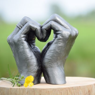 Bodycasting Friesland ByFem Nederland 3d handbeelden lifecasting handen in gips tastbaar liefde afscheid